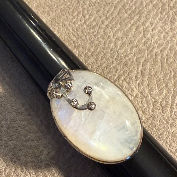 Huge Moonstone cabochon set in sterling silver, Ring size 8. - Picture 6 of 8
